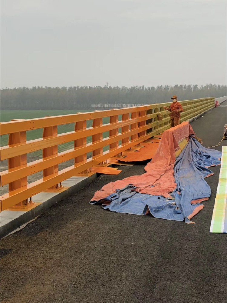 金屬護欄煥發(fā)光彩，晨虹醇酸工業(yè)高光磁漆守護安全美學