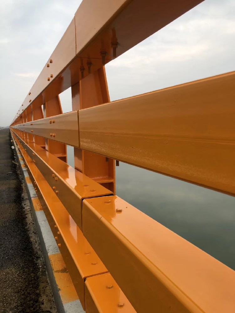 橋梁煥新顏，晨虹醇酸外用磁漆守護交通動脈